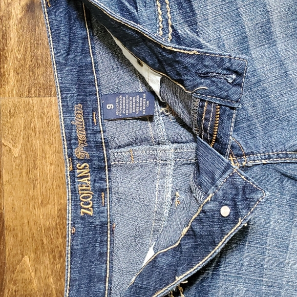Jean short with decorative stitching on back pockets. Size 9, ZCOJEANS - Picture 3 of 3